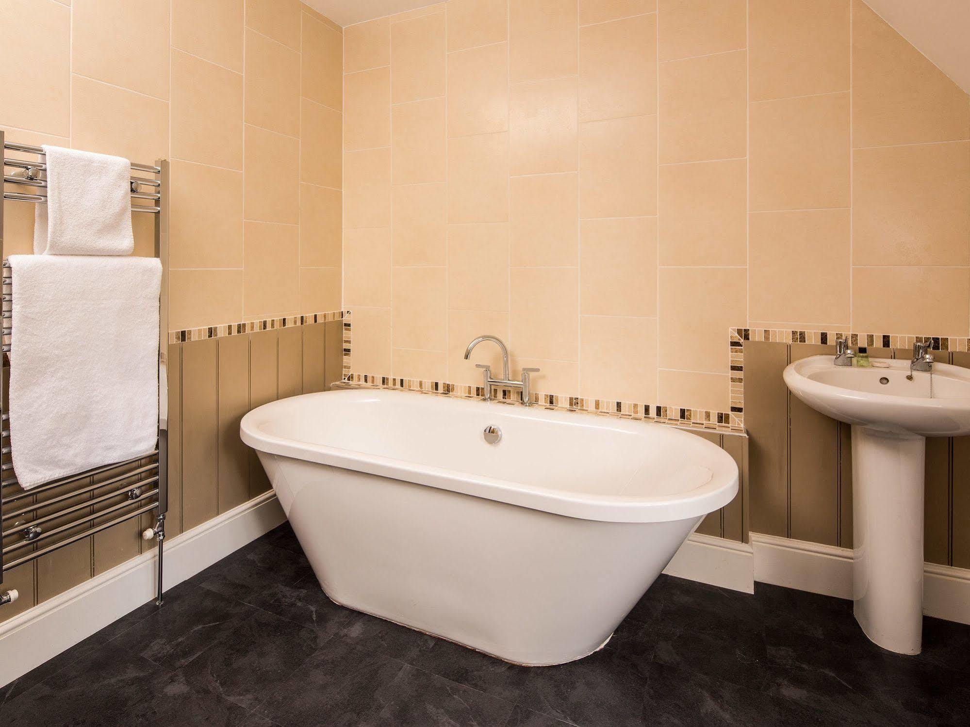 The At Woodhall Inn